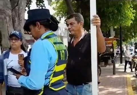 Motociclista y agente de tránsito se van a los golpes image-98