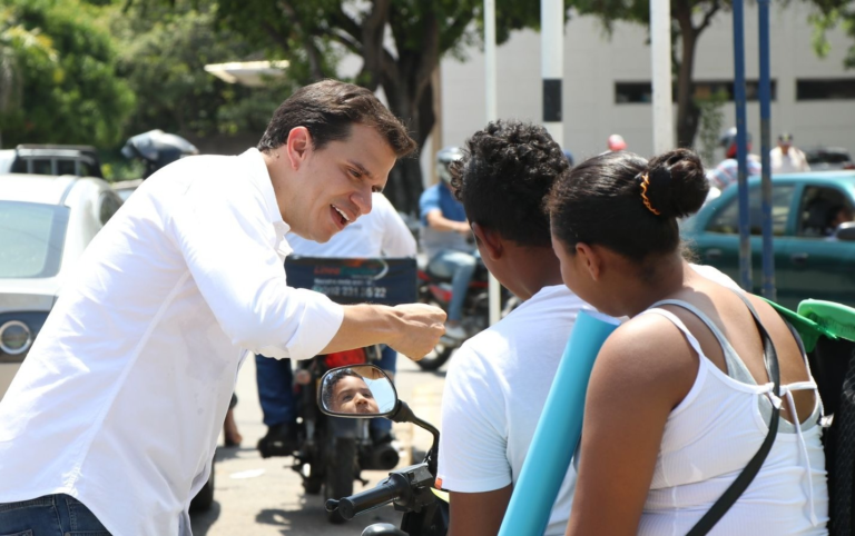 Camilo Quiroz lleva sus propuestas a los semáforos de Valledupar image-54