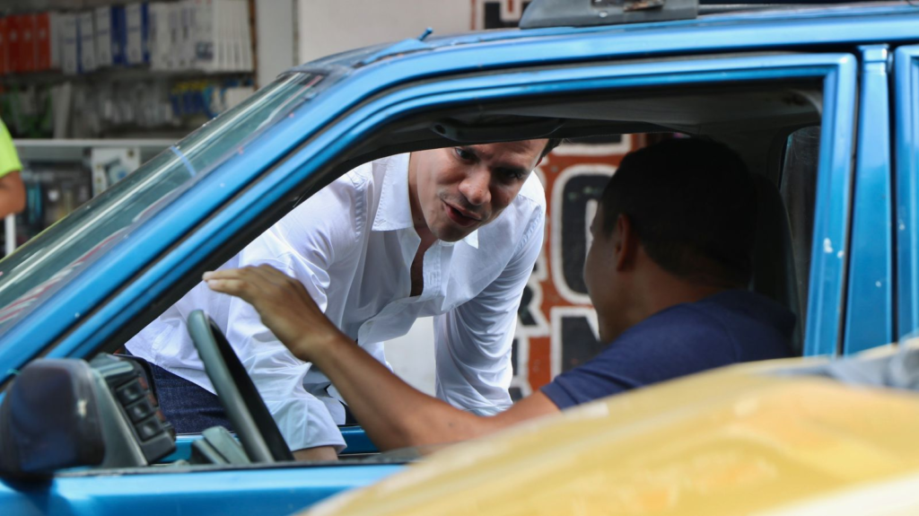 Camilo Quiroz lleva sus propuestas a los semáforos de Valledupar Camilo Quiroz lleva sus propuestas a los semáforos de Valledupar | RTA Noticias