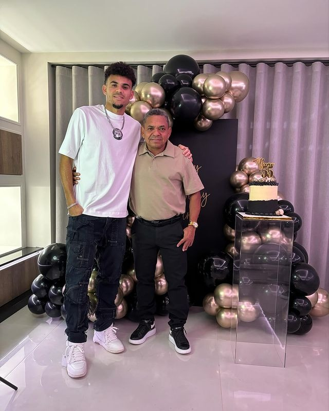 Luis Díaz se goza el cumpleaños de su padre en Inglaterra Luis Díaz se goza el cumpleaños de su padre en Inglaterra | RTA Noticias
