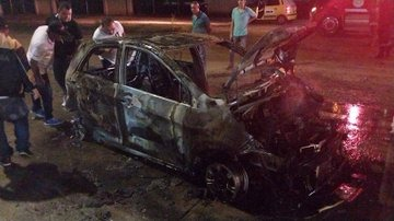 Taxi quedó incinerado en Urbanización de Valledupar Taxi quedó incinerado en Urbanización de Valledupar | RTA Noticias