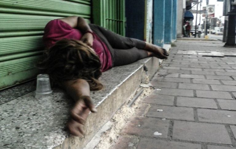 Indigentes estarían defecando y drogándose en espacio público image-78