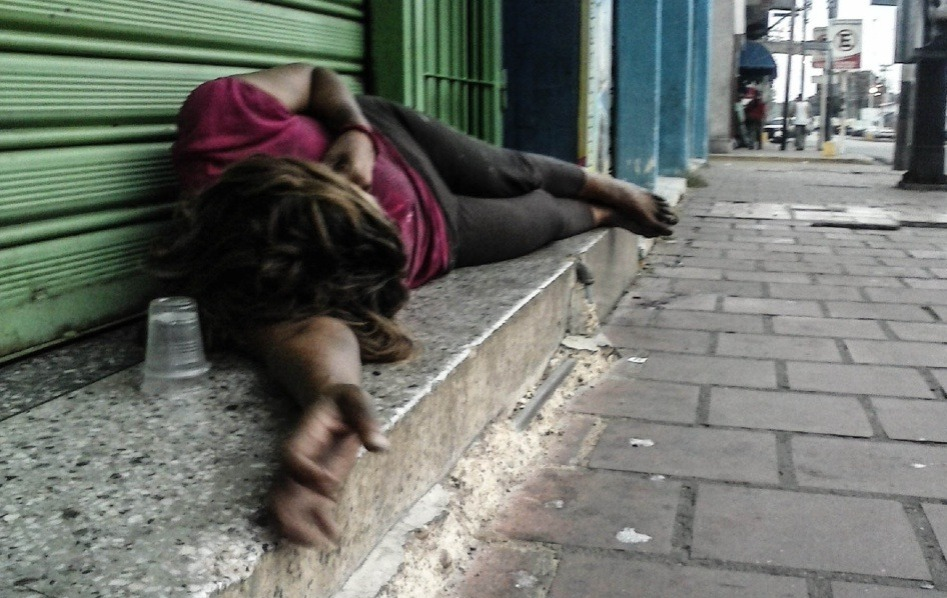 Indigentes estarían defecando y drogándose en espacio público image-78