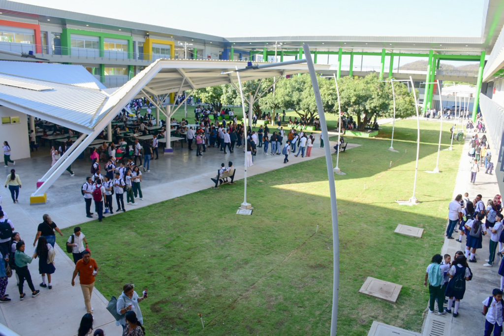 Estudiantes del Instpecam inseguros a las afueras del colegio | RTA Noticias