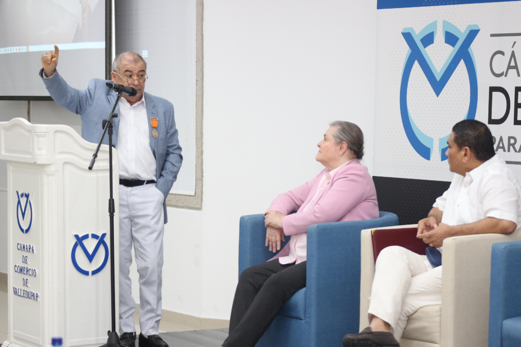Otorgan Orden del Congreso a José Luis Urón Márquez | RTA Noticias