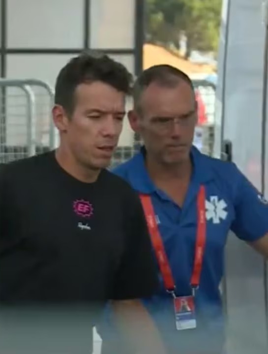 Rigoberto Urán retirado de la Vuelta España tras dura caída | RTA Noticias