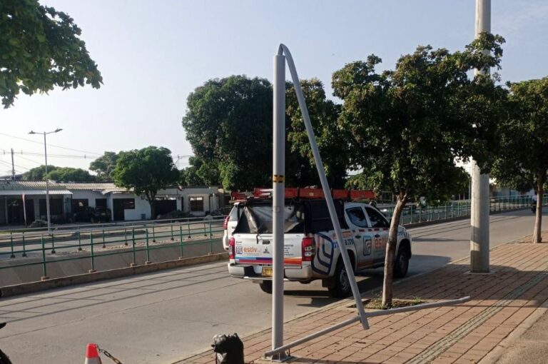 Poste vandalizado en la calle 44: afectaciones al alumbrado público Imagen de WhatsApp 2024-10-17 a las 11.38.32_4e099f7c