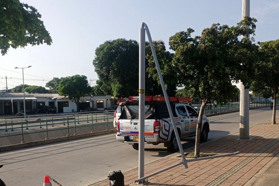 Poste vandalizado en la calle 44: afectaciones al alumbrado público Imagen de WhatsApp 2024-10-17 a las 11.38.32_4e099f7c