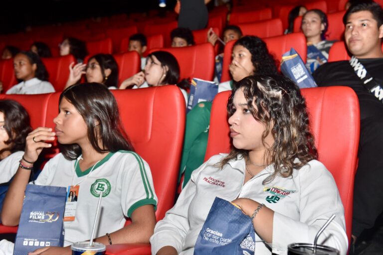 Más de 100 estudiantes de la IE San Joaquín disfrutaron de Tarde de Cine, gracias a la Alcaldía y Royal Films Imagen de WhatsApp 2024-10-30 a las 06.12.53_de7785bd
