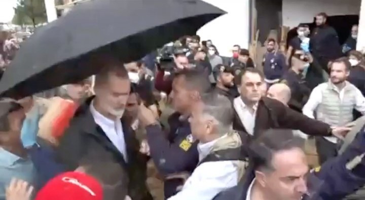 Reyes de España son atacados a barro tras protestas por inundaciones Imagen de WhatsApp 2024-11-05 a las 10.39.40_73d21f01
