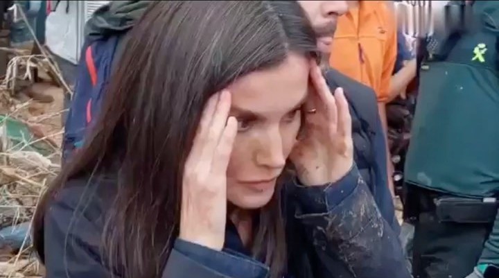 Reyes de España son atacados a barro tras protestas por inundaciones Reyes de España son atacados a barro tras protestas por inundaciones | RTA Noticias