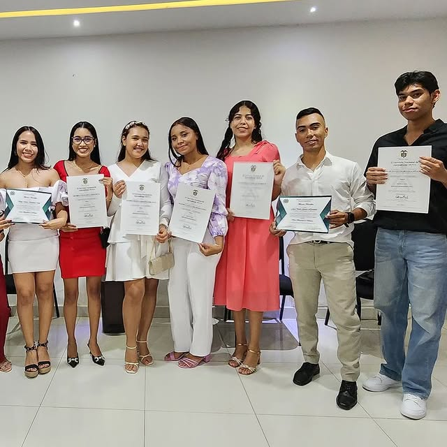 35 jóvenes se graduaron del programa "Jóvenes a lo bien" | RTA Noticias