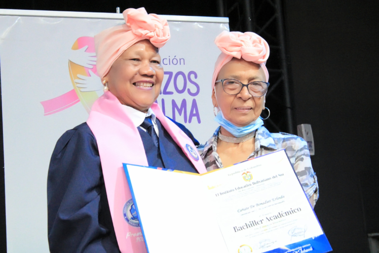 Mujeres con cáncer lograron graduarse de bachillerato image