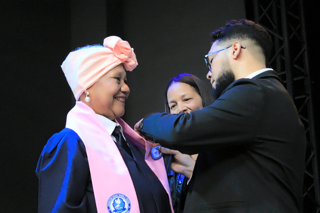 Mujeres con cáncer lograron graduarse de bachillerato | RTA Noticias