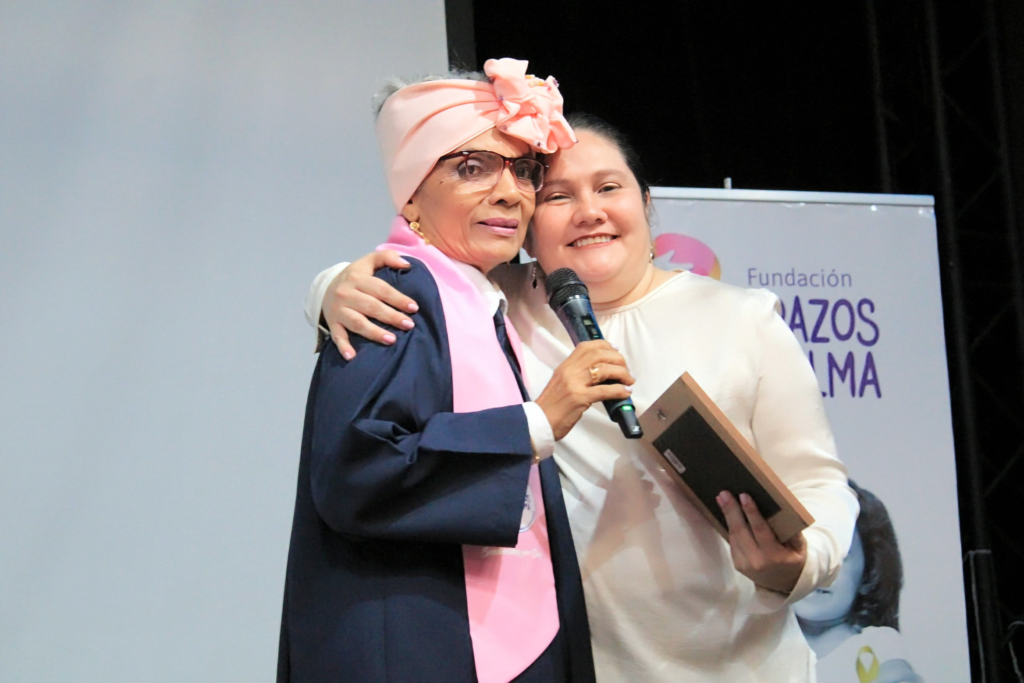 Mujeres con cáncer lograron graduarse de bachillerato | RTA Noticias
