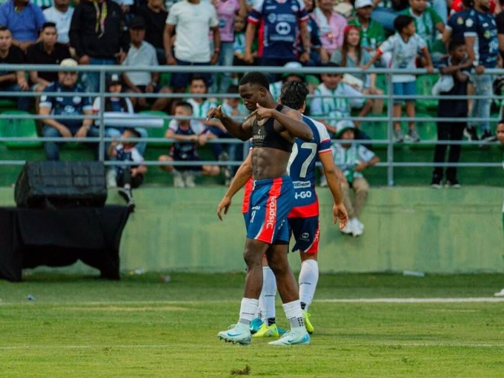 Fuerte sanción a jugador de Alianza por quitarse la camiseta | RTA Noticias
