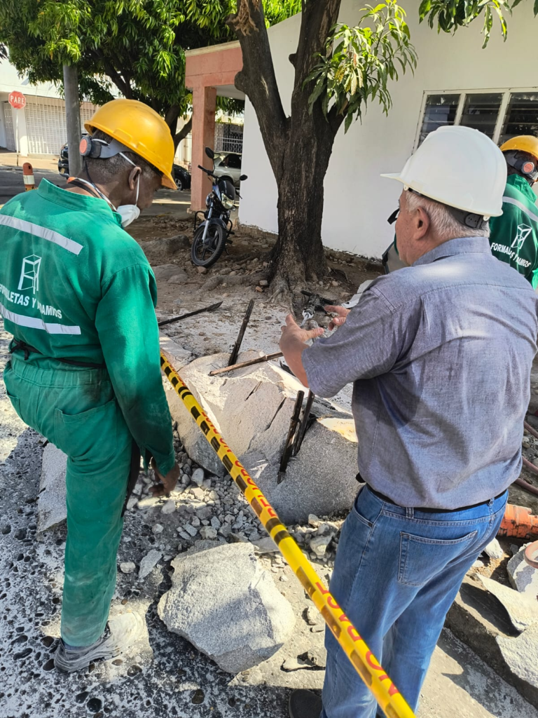 Retiran roca incrustada en andén tras accidente en Valledupar Retiran roca incrustada en andén tras accidente en Valledupar | RTA Noticias