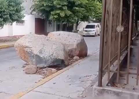 "Parecen meteoritos": rocas en plena vía del barrio El Dangond image
