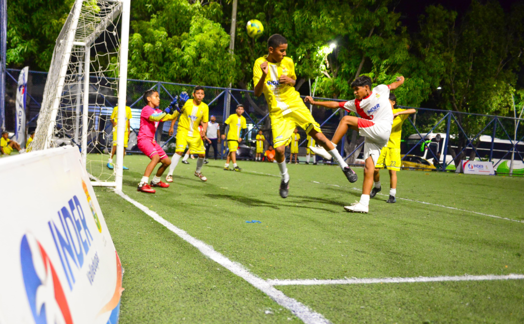 Prohibición de guayos con taches en escenarios sintéticos administrativos | RTA Noticias