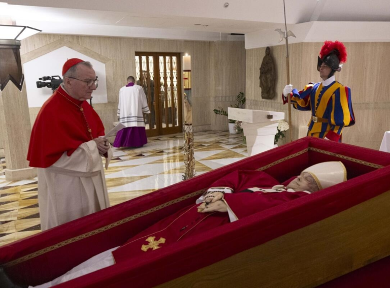Fieles despiden al Papa Francisco en el Vaticano image