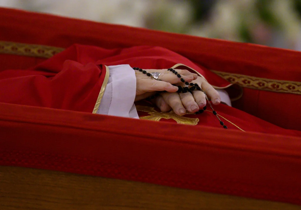 Fieles despiden al Papa Francisco en el Vaticano Fieles despiden al Papa Francisco en el Vaticano | RTA Noticias