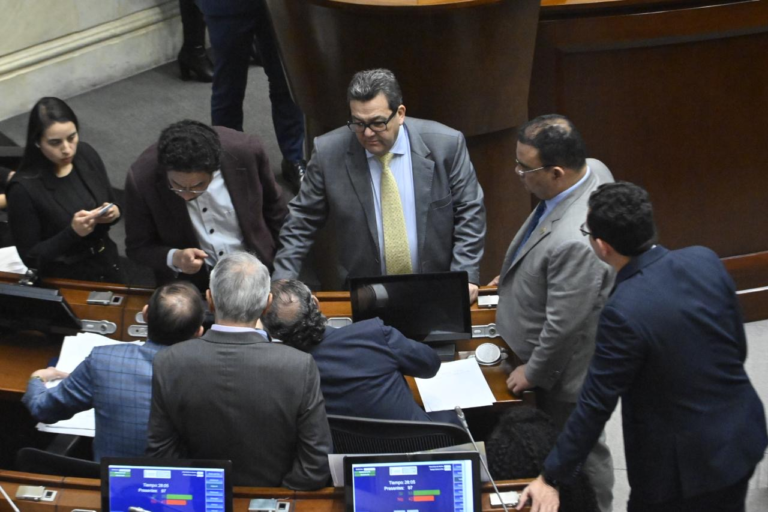 Se hunde la consulta popular pero revive la reforma laboral image