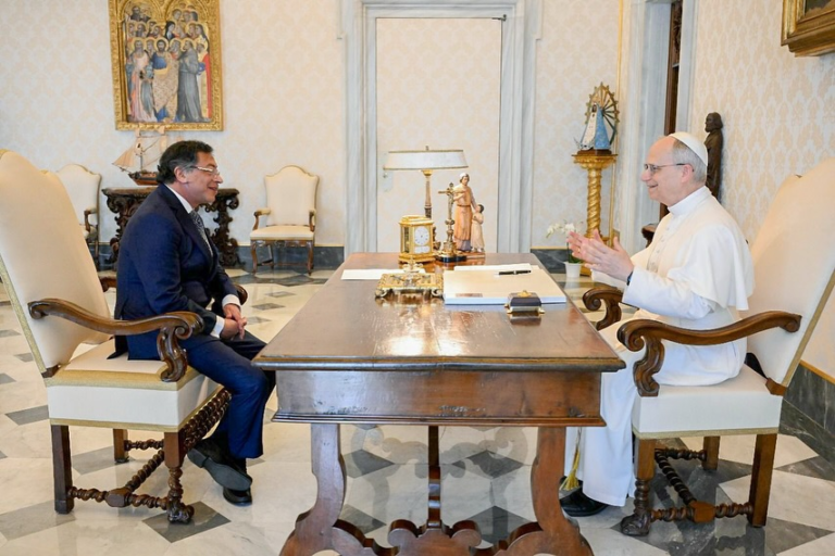 Presidente Petro se reúne con el Papa León XIV y lo invita a Colombia image