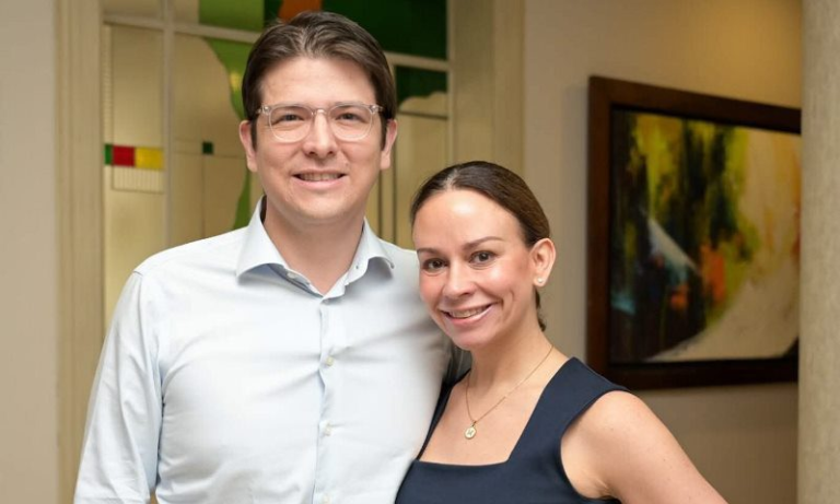 Miguel Uribe resiste y su esposa que hay esperanza image