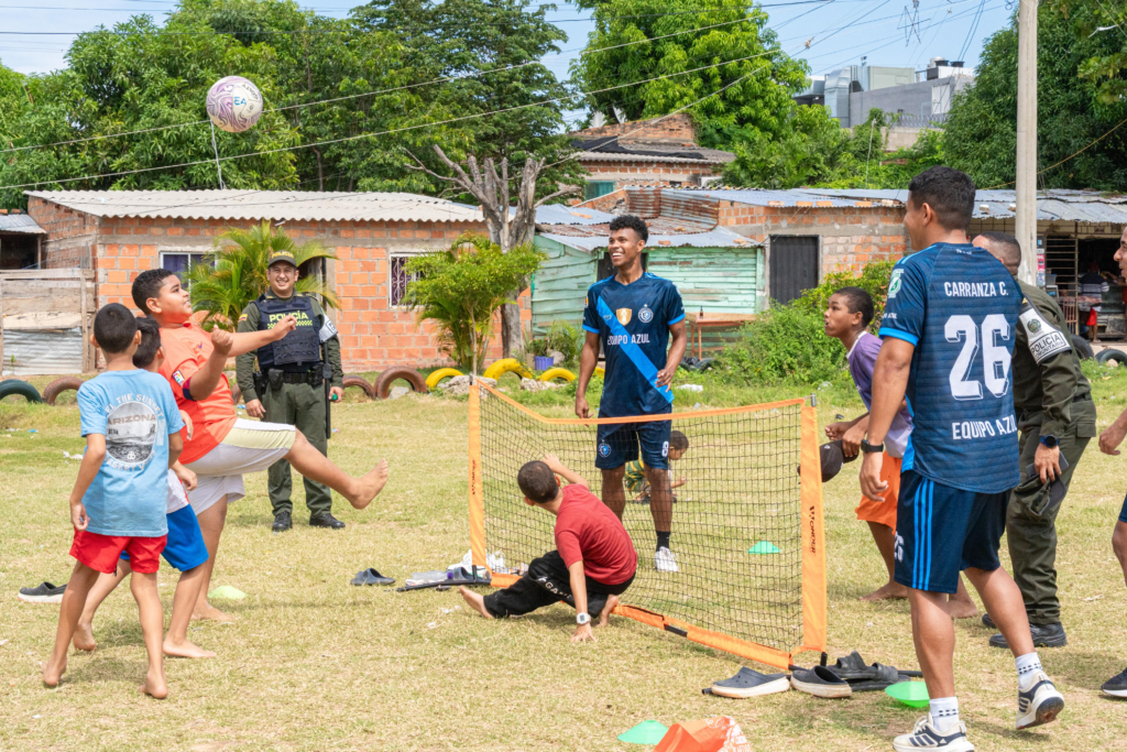 Equipo Azul llevó alegrías a niños del barrio Nueve de Marzo | RTA Noticias