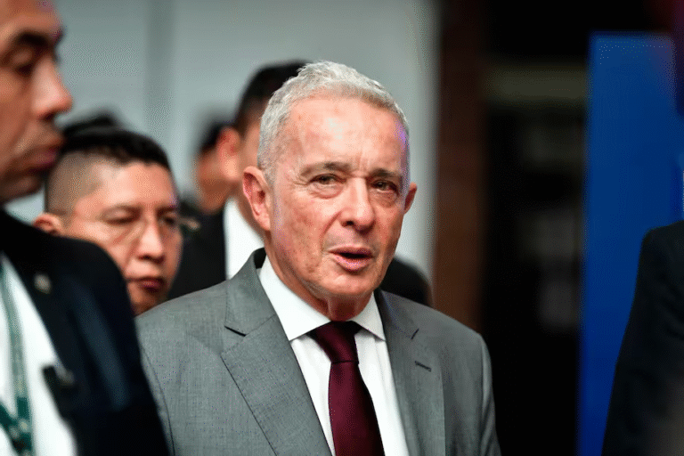 Expresidente Álvaro Uribe en libertad image