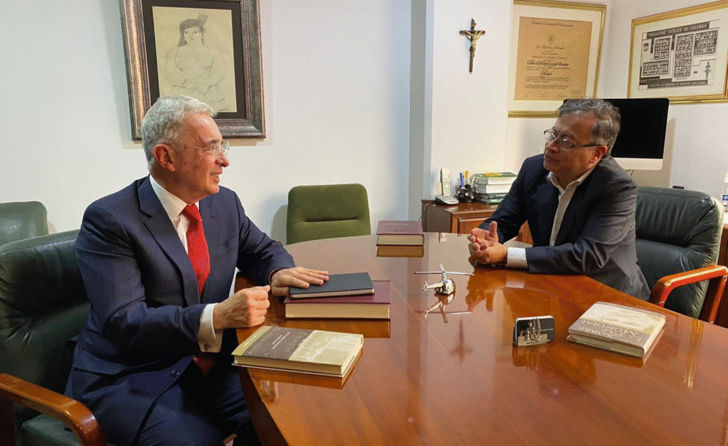 Guerra de trinos entre Petro y Uribe sacude a Colombia Guerra de trinos entre Petro y Uribe sacude a Colombia | RTA Noticias