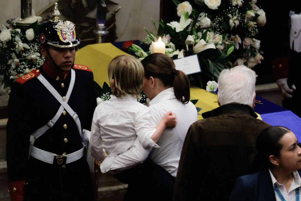 Conmovedora despedida de Alejandro Uribe a su padre en el Congreso | RTA Noticias