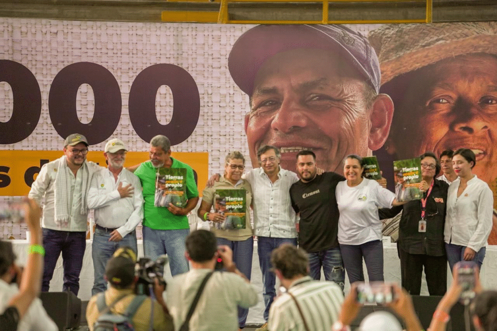 18.000 hectáreas incautadas al narcotráfico pasan a manos de campesinos | RTA Noticias