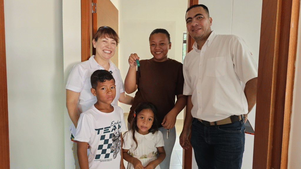Drummond entrega 240 viviendas en el Cesar | RTA Noticias