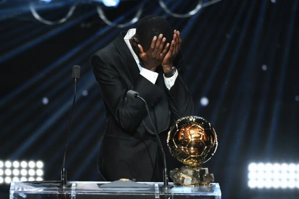 Ronaldinho entrega el balón de Oro a un Dembélé entre lagrimas | RTA Noticias