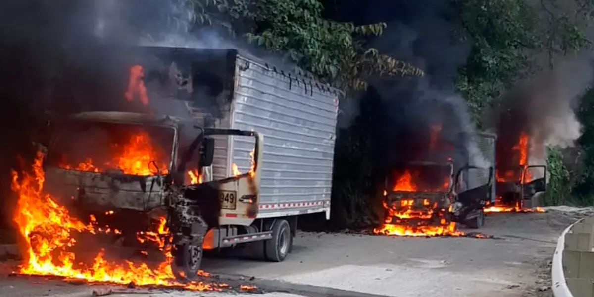 Incineran vehículos en la vía Quibdó - Pereira image