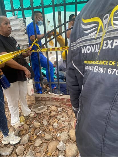Joven herida tras caerle una pared encima frente a la UPC Joven herida tras caerle una pared