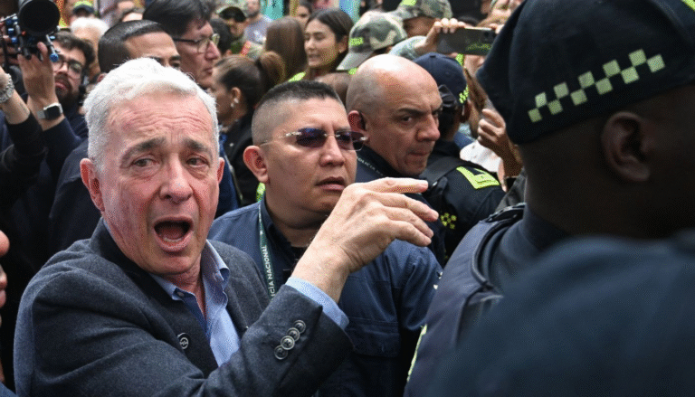 "Compulsiva miserable" Uribe critica investigación ordenada por jueza image