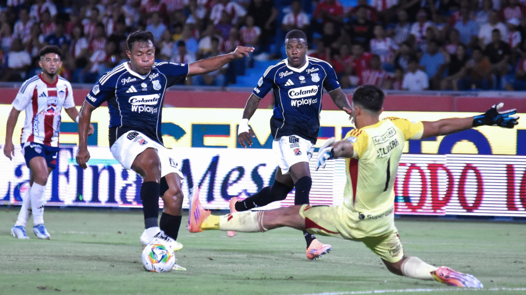 Junior sufrió pero ganó en el debut de los cuadrangulares 