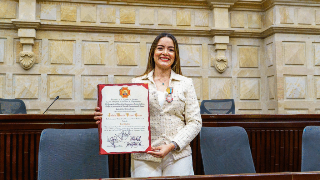 Congreso de la República condecoró a la gestora cultural, Julieth Peraza Congreso de la República condecoró a la gestora cultural, Julieth Peraza | RTA Noticias