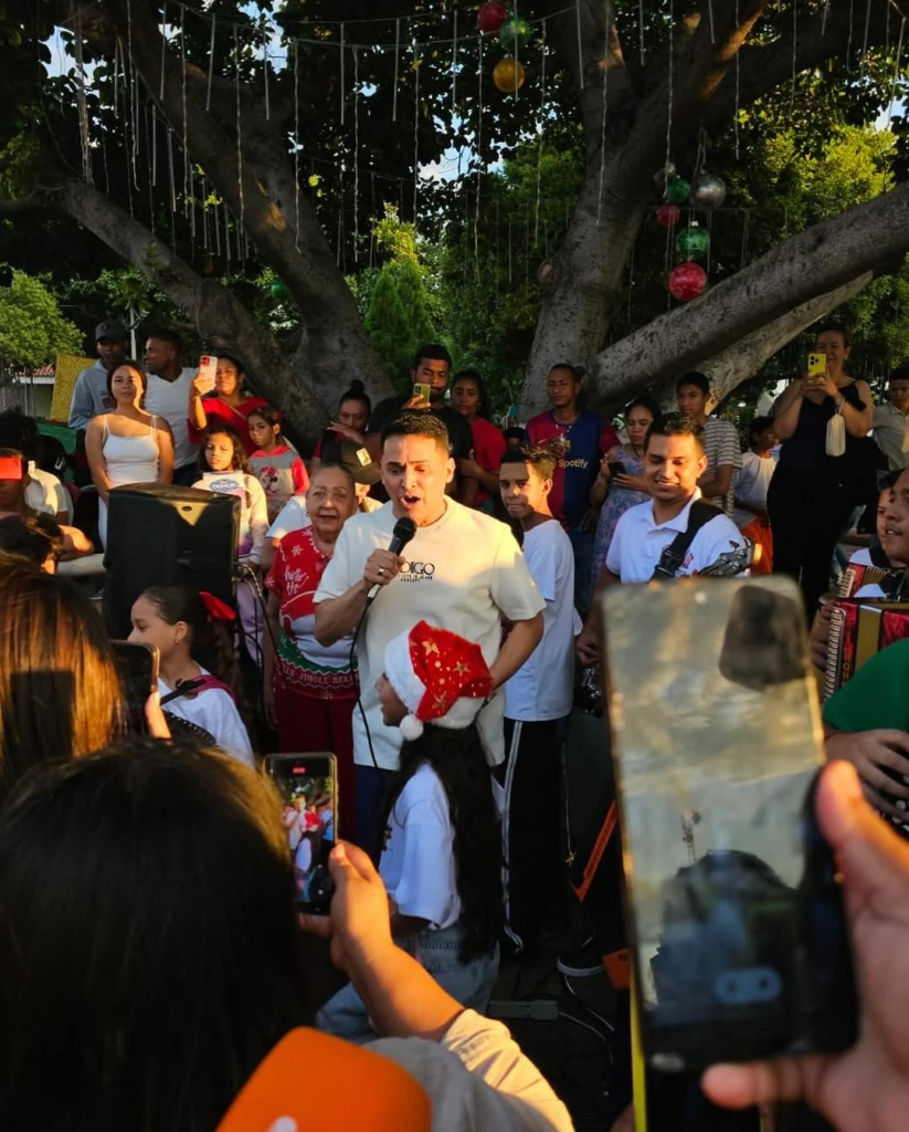 Jorge Celedón regaló navidad y sonrisas en Villanueva 