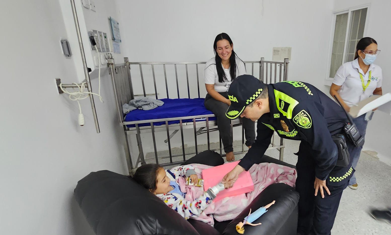 Policía Metropolitana lleva alegría navideña a niños hospitalizados image