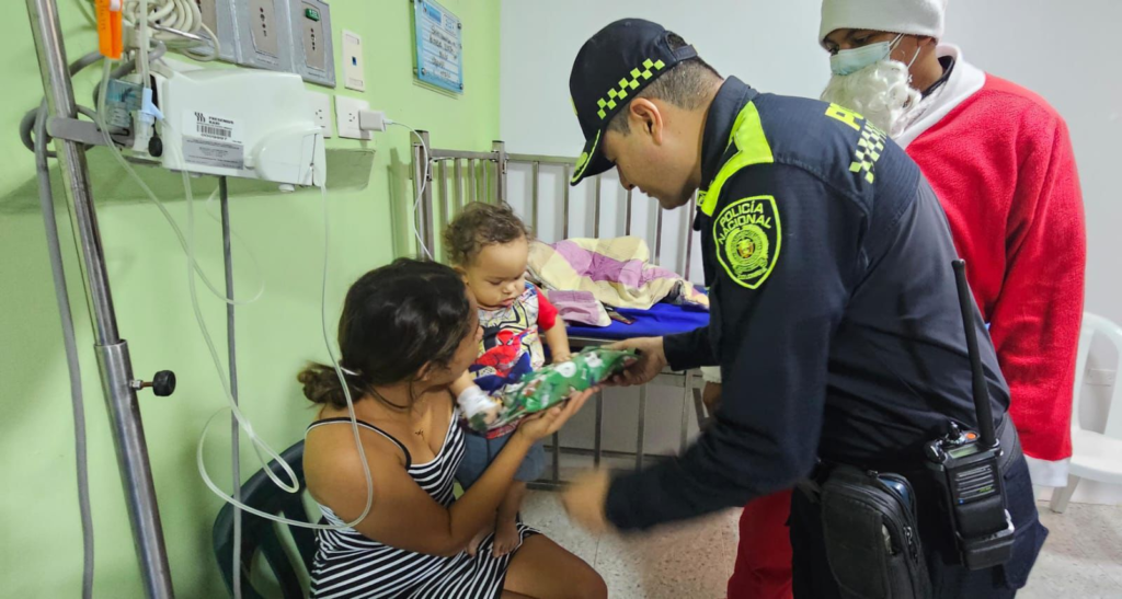 Policía Metropolitana lleva alegría navideña a niños hospitalizados Policía Metropolitana lleva alegría navideña a niños hospitalizados