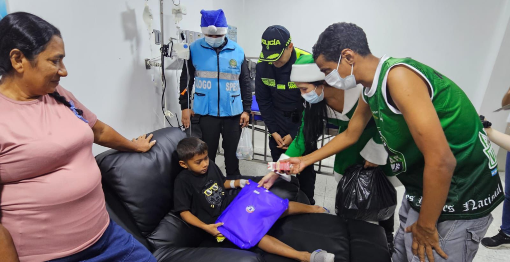 Policía Metropolitana lleva alegría navideña a niños hospitalizados Policía Metropolitana lleva alegría navideña a niños hospitalizados