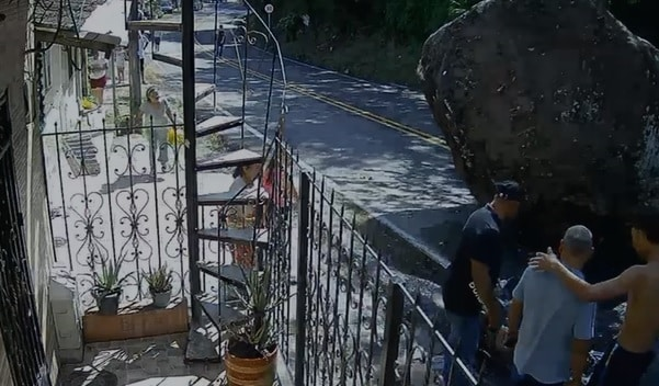 Enorme roca cae en vía y motociclista se salva de milagro