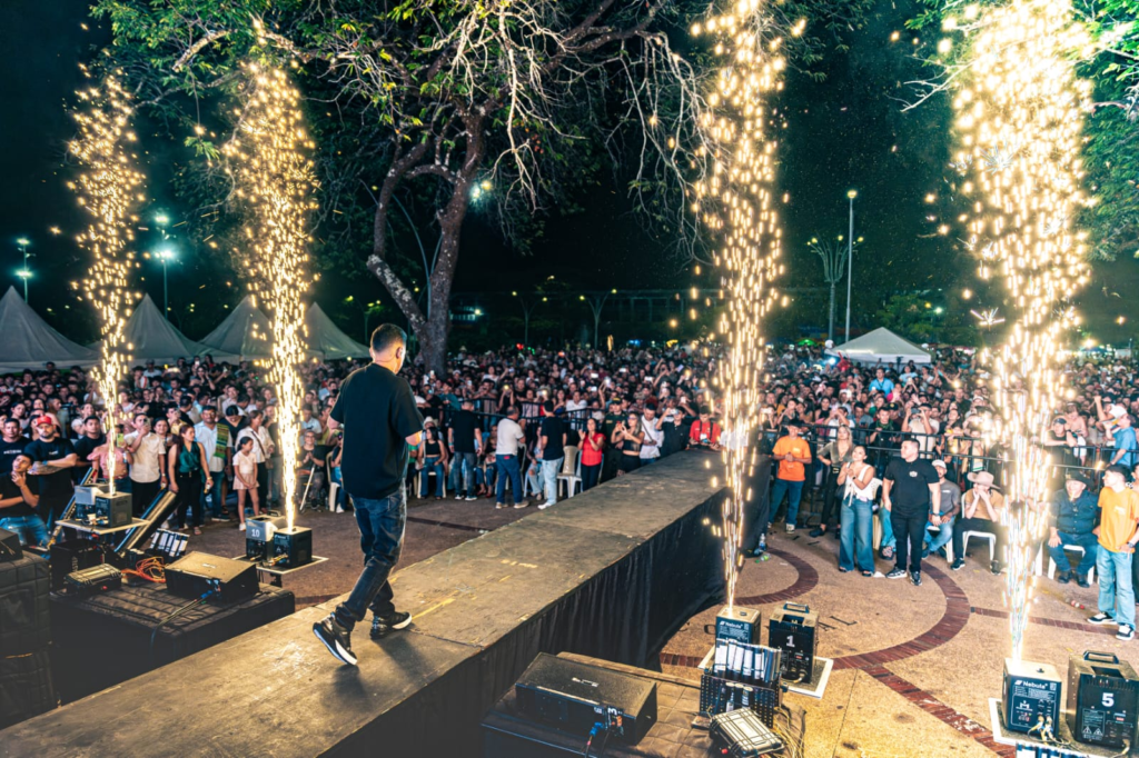 Jorge Celedón prendió las fiestas de las velitas en Colombia Jorge Celedón prendió las fiestas de las velitas en Colombia