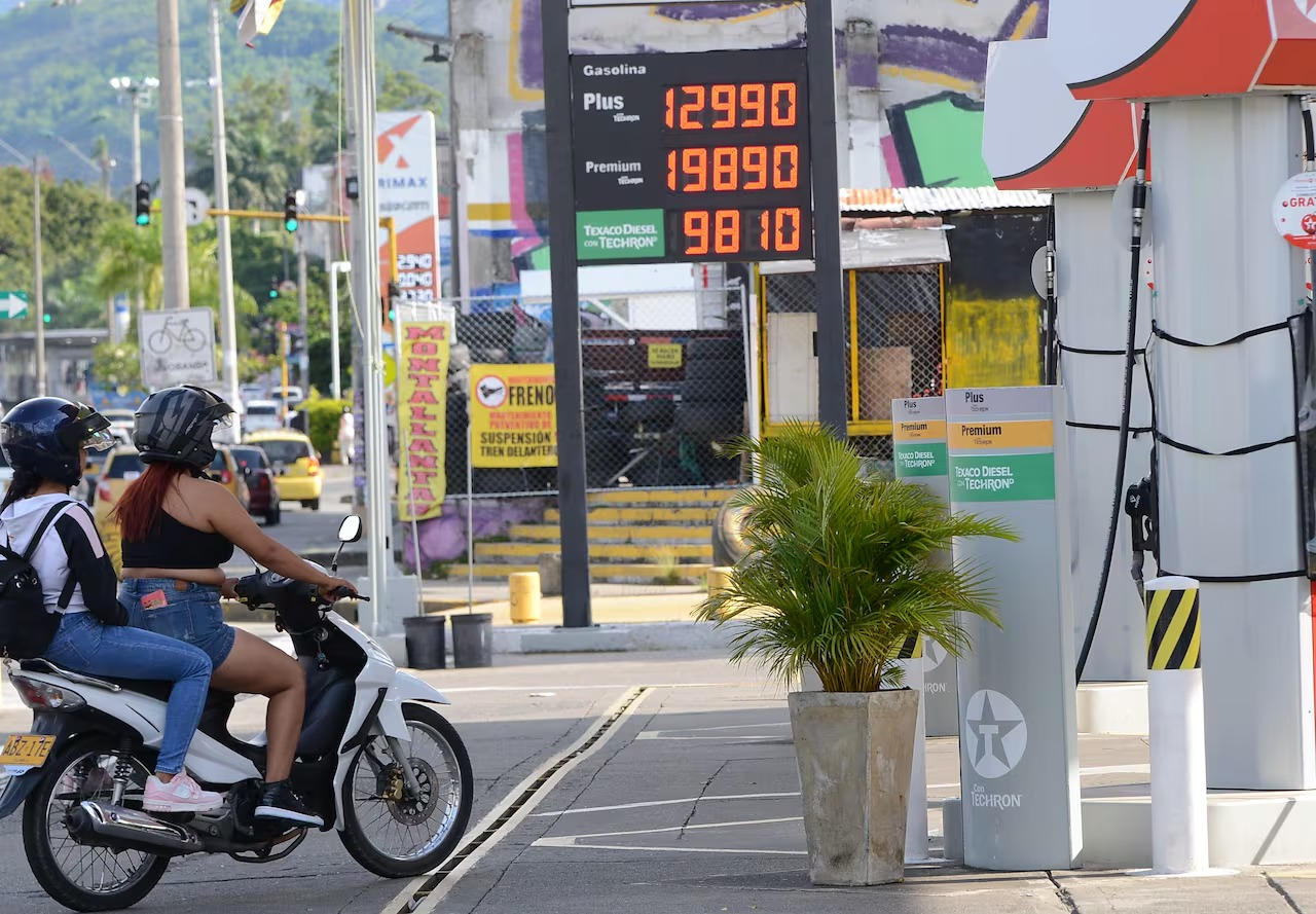 Gobierno confirma baja de $300 al precio de la gasolina