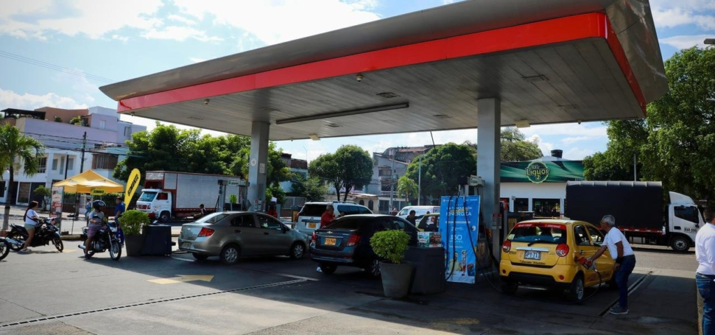 Gobierno confirma baja de $300 al precio de la gasolina 