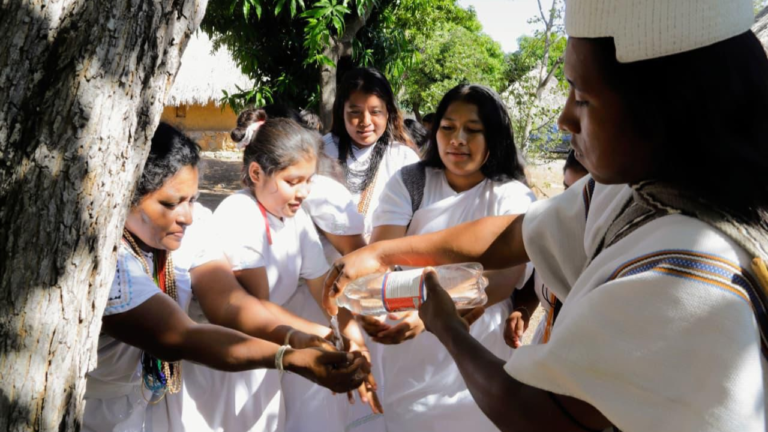 Mujeres indígenas arhuacas fortalecen la gestión ambiental y protegen su territorio indígenas portada