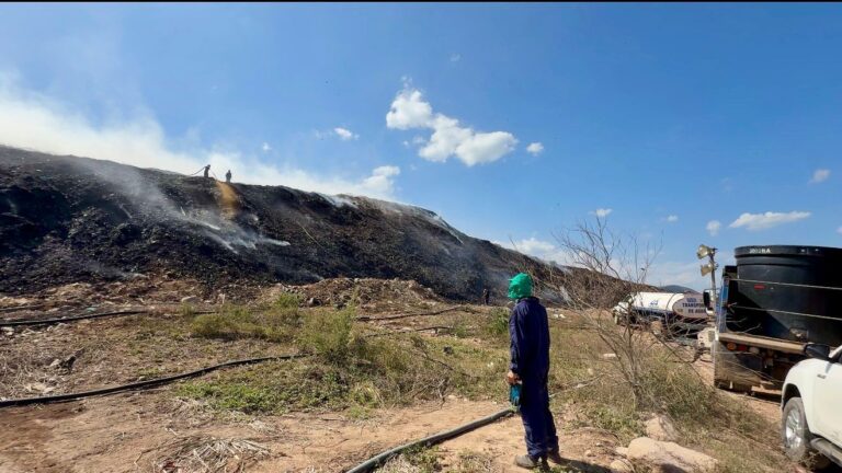 Controlan en un 70 % el conato de incendio en el relleno sanitario Los Corazones los corazones
